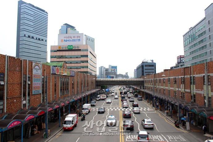 [Special ArticleⅠ]“컴퓨터가 없어서 못 팔 정도였는데...”, 인적 드문 창고형 상가로 변한 용산전자상가