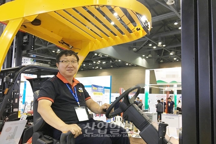 [KOFAS 2018] (주)오엠코리아 ‘굴절지게차’, 좁은 통로도 자유자재