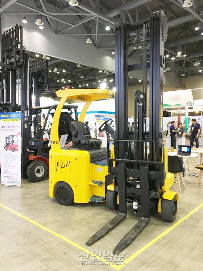 [KOFAS 2018] (주)오엠코리아 ‘굴절지게차’, 좁은 통로도 자유자재