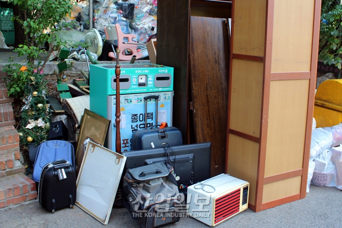 [사진으로 보는 산업뉴스] 폐기물 속 방치된 IoT 기반 ‘종이팩 수거함’