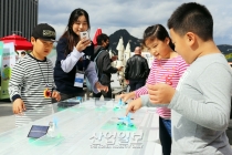 [포토뉴스] 태양광 보트 경주를 하며 즐거워하는 아이들