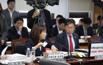 [포토뉴스] 송희경 의원, 실리콘 위조 지문으로 스마트폰 보안 뚫어 ‘직접 시연’