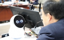 [포토뉴스] 박성중 의원, 가정용 서비스 로봇 클로이와의 대담