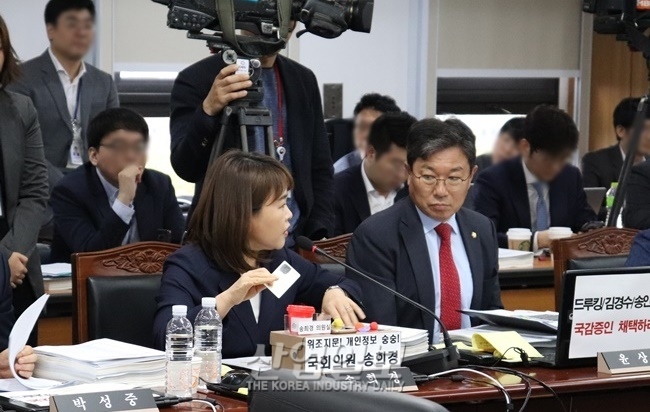 [포토뉴스] 송희경 의원, 실리콘 위조 지문으로 스마트폰 보안 뚫어 ‘직접 시연’