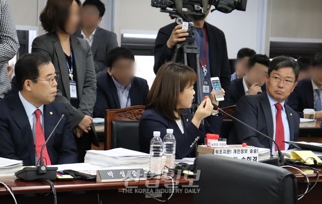 [포토뉴스] 송희경 의원, 실리콘 위조 지문으로 스마트폰 보안 뚫어 ‘직접 시연’