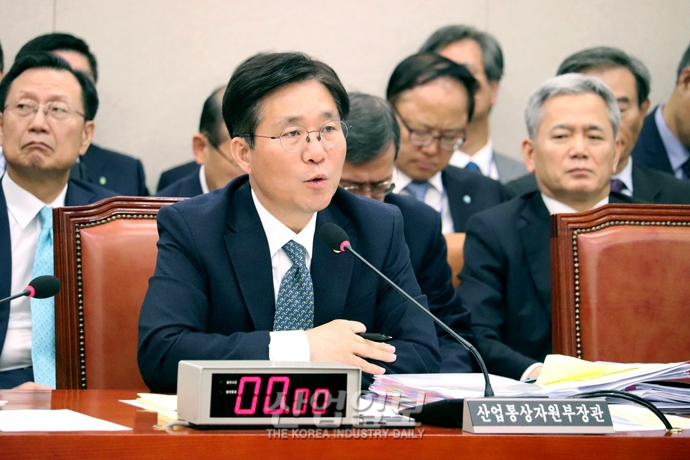 [포토뉴스] 성윤모 산업부장관, 국정감사서 수소경제 활성화 의지 밝혀