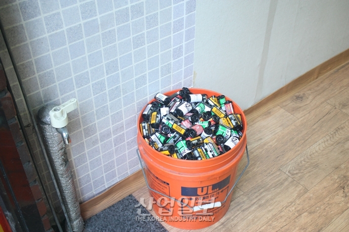 [첨단기술로 인해 사라지고 있는 것들 ①] 사라질 듯 사라지지 않은 너, 필름카메라