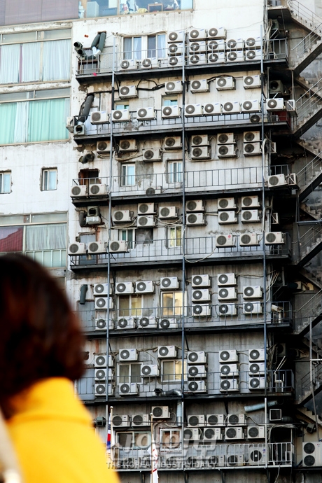 [사진으로 보는 산업뉴스] 에어컨 실외기, 내년부터 서울 내 신축건물 외벽에 설치 못한다