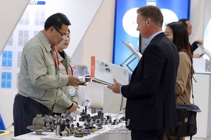 [포토뉴스] 세계 각국 자동차 부품이 한 자리에! ‘2018 한국자동차산업전시회’