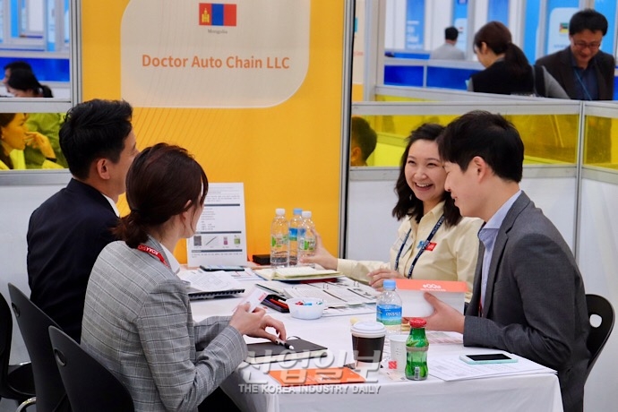 [포토뉴스] ‘한국 자동차 부품 수입하러 왔어요’, 국제 수송기계부품 수출상담회