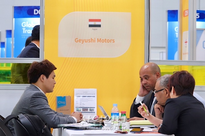 [포토뉴스] ‘한국 자동차 부품 수입하러 왔어요’, 국제 수송기계부품 수출상담회