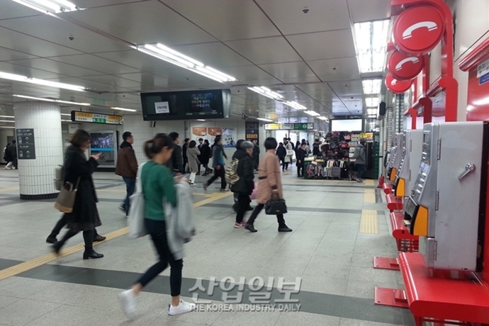 [첨단기술로 인해 사라지고 있는 것들 ④]줄어들지만 사라지진 않는 너, 공중전화