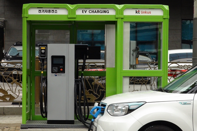 [첨단기술로 인해 사라지고 있는 것들 ④]줄어들지만 사라지진 않는 너, 공중전화