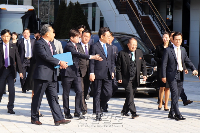[포토뉴스] 판교테크노밸리 방문한 北 대표단