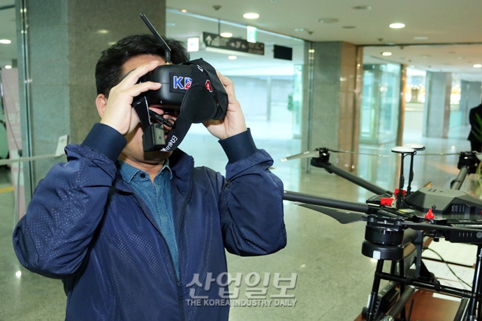[포토뉴스] 실내에서 체험하는 드론 안전 교육