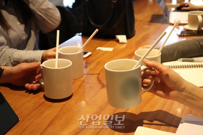 ‘종이 빨대·특수 뚜껑’…이제 우리는 ‘必환경’ 시대