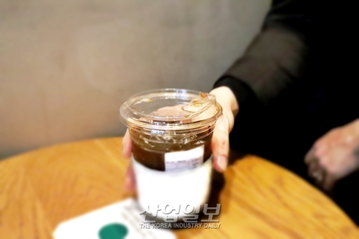 ‘종이 빨대·특수 뚜껑’…이제 우리는 ‘必환경’ 시대