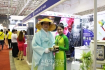 [포토뉴스] 도포 자락 휘날리는 삿갓맨, VIMAF 2018에서 베트남 전통의상 만나다