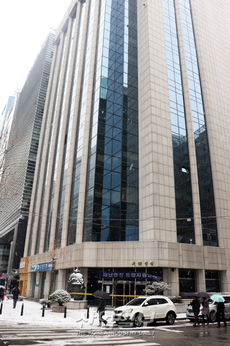 [포토뉴스] 붕괴 위험 논란 ‘대종빌딩’…13일 자정부터 출입 통제