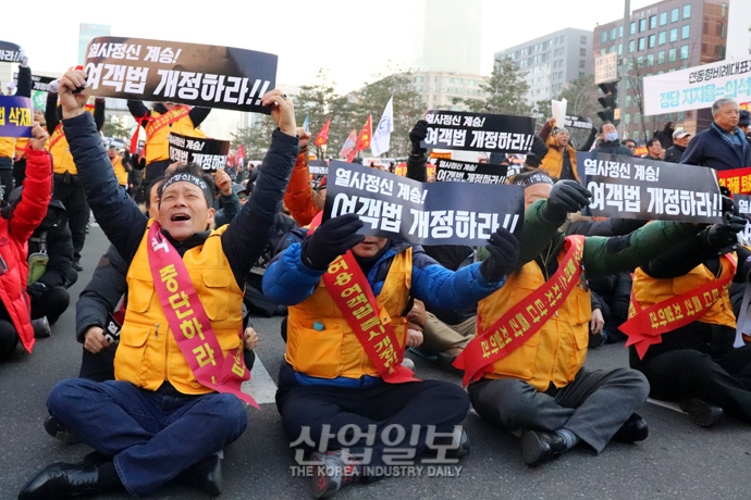 [포토뉴스] ‘카풀 반대’ 외치며 파업에 나선 택시기사들