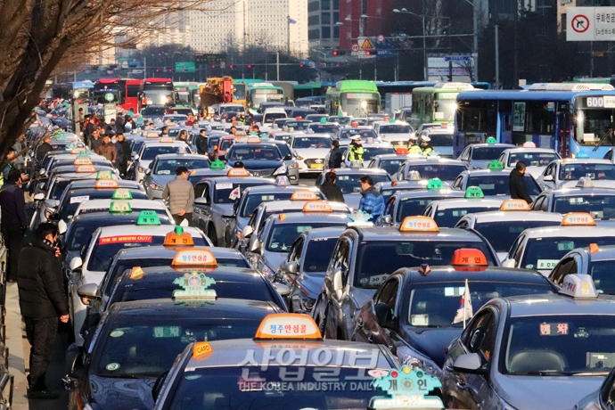 [포토뉴스] ‘카풀 반대’ 외치며 파업에 나선 택시기사들