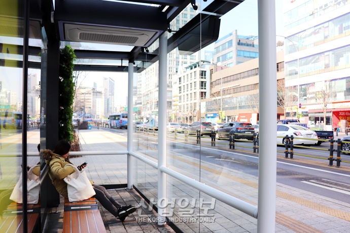 [사진으로 보는 산업뉴스] 버스정류소가 미세먼지 청정구역? ‘스마트 에코쉘터’