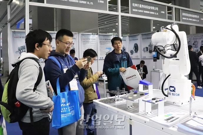 [SIAF 2019] 이곳저곳 ‘찰칵찰칵’, 둘째 날도 이어지는 ‘뜨거운 참관 열기’