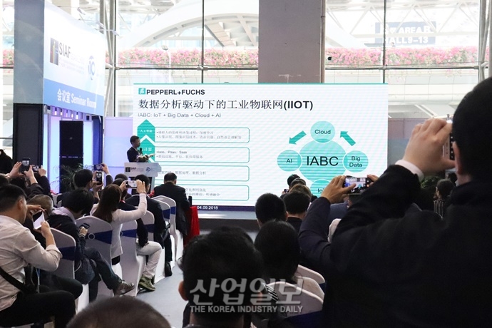 [SIAF 2019] 이곳저곳 ‘찰칵찰칵’, 둘째 날도 이어지는 ‘뜨거운 참관 열기’