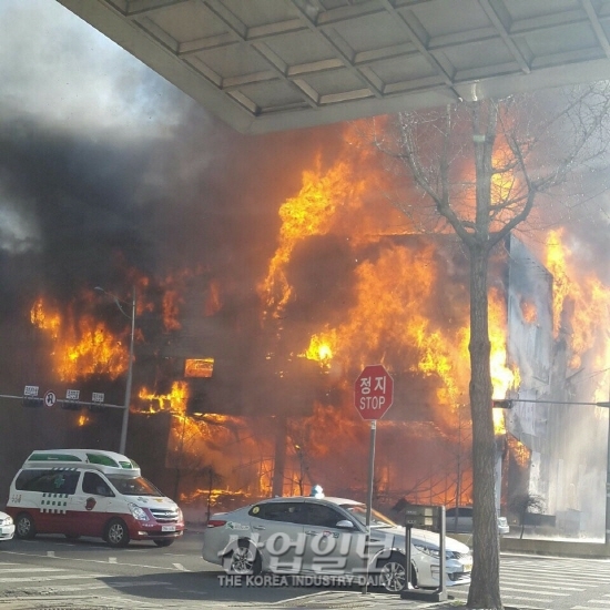 [1보] 은평구 대조동 KT 은평지점 맞은편 모델하우스 화재, 주민 긴급대피