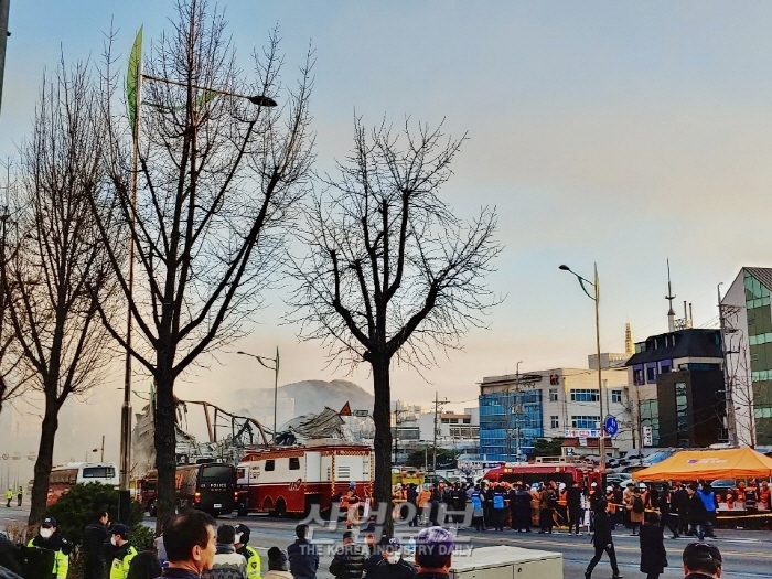 [2보] 은평구 모델하우스 화재, 화재원인 조사 중