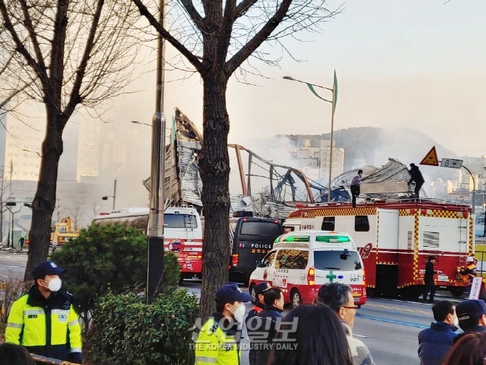 [2보] 은평구 모델하우스 화재, 화재원인 조사 중