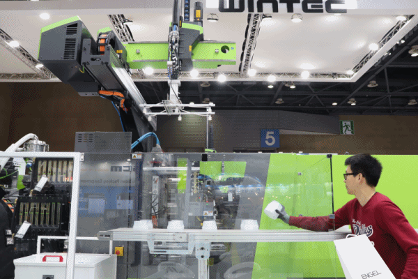 [움짤 포토뉴스] '코플라스 2019', 현장에서 '척척' 제품 공정 시연