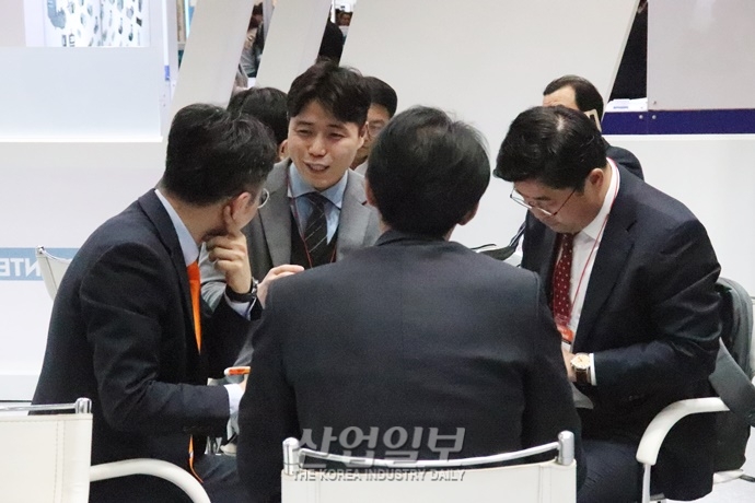 [포토뉴스][스마트팩토리·오토메이션월드] 제조업의 밝은 미래를 향한 ‘적극적인 소통’ 이어져