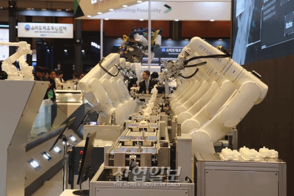 [움짤 포토뉴스][스마트공장·오토메이션월드] 협동로봇의 리듬 ‘비트 주세요’