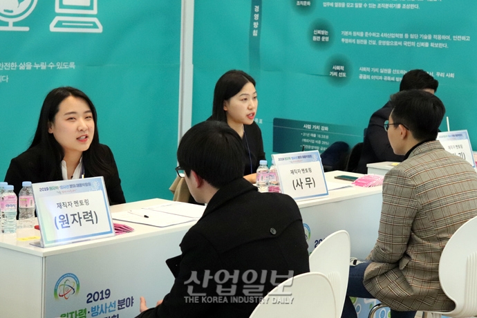 “친환경에너지 기술 단점 보안 전까지 원전 발전량 감소 안돼”