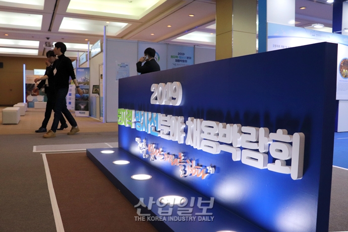 “친환경에너지 기술 단점 보안 전까지 원전 발전량 감소 안돼”