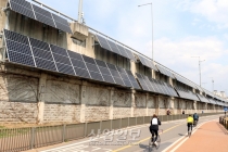 [사진으로 보는 산업뉴스] 태양광 발전소로 거듭난 ‘도로 옹벽’