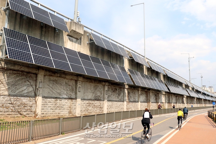 [사진으로 보는 산업뉴스] 태양광 발전소로 거듭난 ‘도로 옹벽’