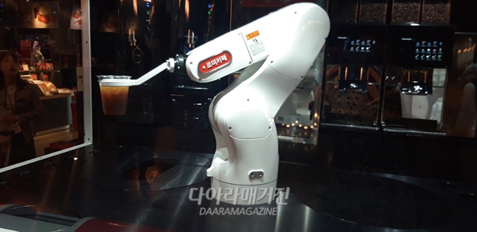 [Unmanned SystemⅢ]지금은 무인시대 - 무인카페 下편-무더운 여름, ‘바리스타 로봇’을 만나세요~