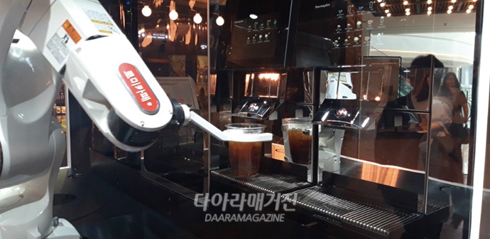 [Unmanned SystemⅢ]지금은 무인시대 - 무인카페 下편-무더운 여름, ‘바리스타 로봇’을 만나세요~