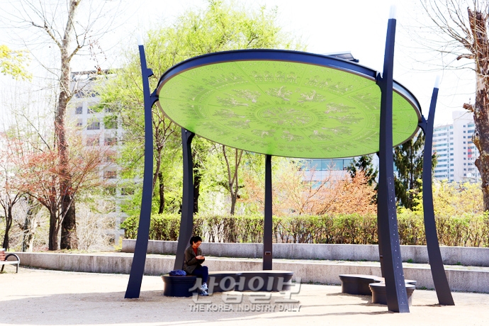 [사진으로 보는 산업뉴스] 미세먼지 신호등·스마트폰 충전 기능 갖춘 태양광 ‘쉼터’