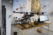 [움짤 포토뉴스] 드론의 수줍은 프로포즈 ‘이 택배 받아줄래?’