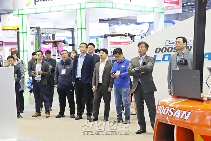 [포토뉴스] (주)두산, 물류산업전시회(KOREA MAT 2019)서 두산로지피아 소개