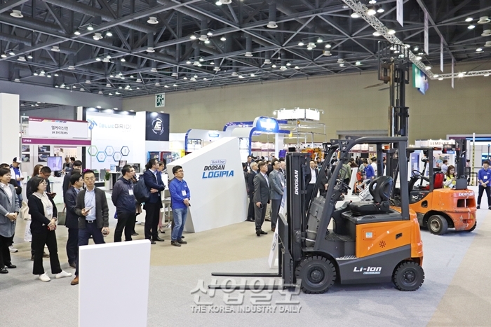 [포토뉴스] (주)두산, 물류산업전시회(KOREA MAT 2019)서 두산로지피아 소개