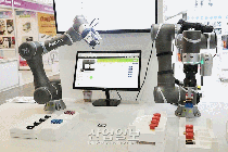 [움짤 포토뉴스] 협동 로봇의 수줍은 뽀뽀 ‘거기 있어, 내가 갈게’