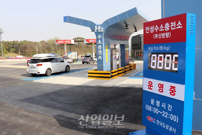 [포토뉴스] 수소전기차 충전, 고속도로 휴게소 ‘가능’