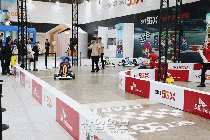 [움짤 포토뉴스] 전시장에 나타난 ‘카트 라이더’