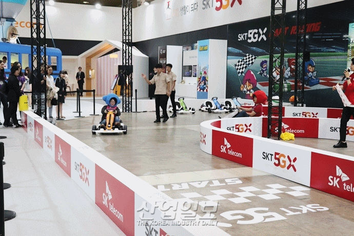 [움짤 포토뉴스] 전시장에 나타난 ‘카트 라이더’