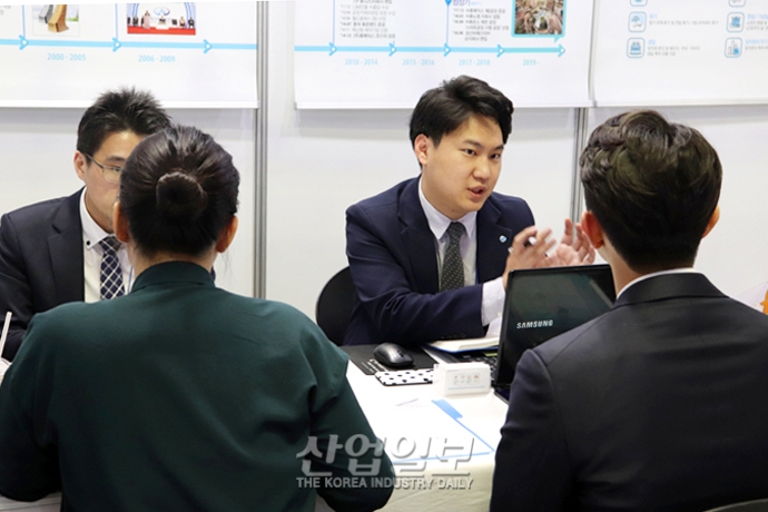 [포토뉴스] 중견기업 일자리 박람회 통해 청년 일자리 ‘해소’