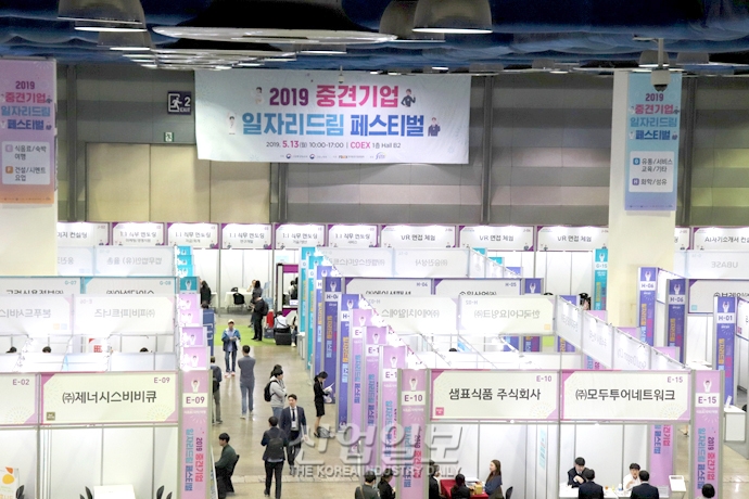 [포토뉴스] 중견기업 일자리 박람회 통해 청년 일자리 ‘해소’